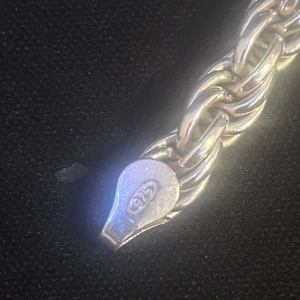 Cordell Kedja Halsband - 6mm bredd 55cm lång 92.5% silver 2600 nypris köpte under sommaren använder inte kan behöva bara poleras lite om man vill ha den vita färgen för den har oxideras lite.  