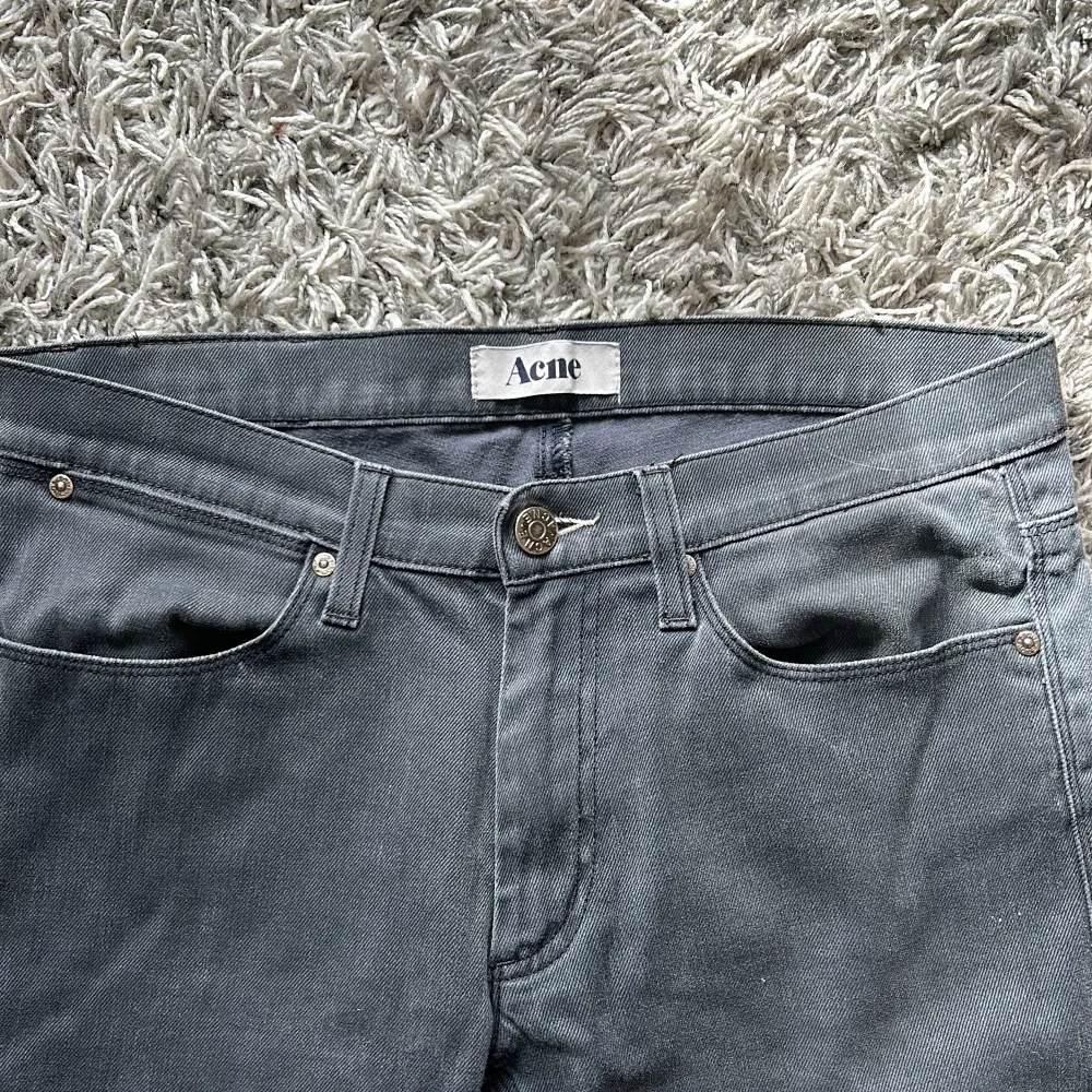 Säljer dessa tvär snygga Acne studios jeans, riktigt sköna och väldigt bra material🤩 Strl 31/32, skick 8/10🔝, Nypris: 3000+🔴 Mitt pris: 649🟢 Hör av vid några funderingar mvh EBRESELL☝🏼. Farkut & Housut.