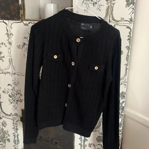 Kofta med knappar  - Svart kofta med guld knappar