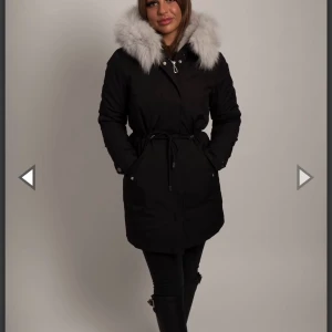 Pälsjacka  - Inga skador, som i nyskick 💘 Den är otroligt varm på vintern vilket jag älskar.   Tyvärr så passar den inte mig riktigt i armarna längre. Köptes för 3 399 ;- och nu säljes för 500 ;-  Passa på! Först till kvarn!  Kan postas eller mötas upp i LÅ