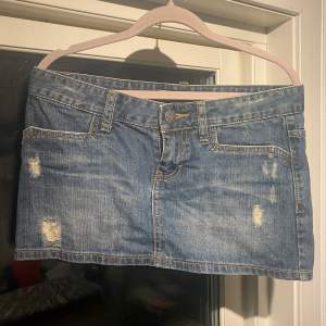 Mini jeans kjol, aldrig använd, nyskick 