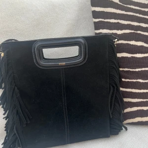 Maje väska  - Titar om någon skulle vara intresserad av dena super fina, svarta Maje väska gjord av mocka. Köpte för 3100kr men säljer för ca 2500kr.