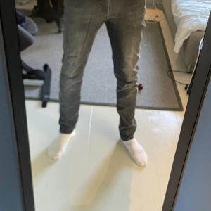 Lee Jeans 29/34 - Säljer dessa snygga lee jeans då det är lite för tajta för min smak, men om du är på den smalare sidan och gillar lite trenden med smalare jeans är dessa jeans för dig.