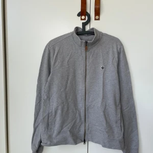 Morrris zip storlek M - Säljer denna snygga Morris tröja då den är lite fört kort för mig, man annars väldigt fint skick. Storleken är M och jag är runt 190 cm så skulle rekommenderas för någon lite kortare.