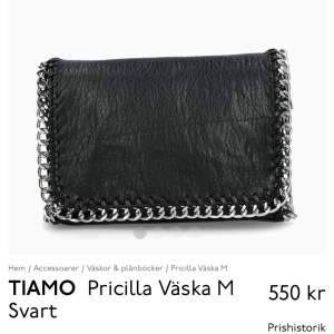 Jättefin liten väska med bra utrymme. Väskan är i storlek M. Använd men väldigt bra skick! Säljer då den inte kommer till användning. Ny pris 550kr säljer för 300 men pris kan diskuteras💓