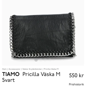Tiamo väska  - Jättefin liten väska med bra utrymme. Väskan är i storlek M. Använd men väldigt bra skick! Säljer då den inte kommer till användning. Ny pris 550kr säljer för 300 men pris kan diskuteras💓