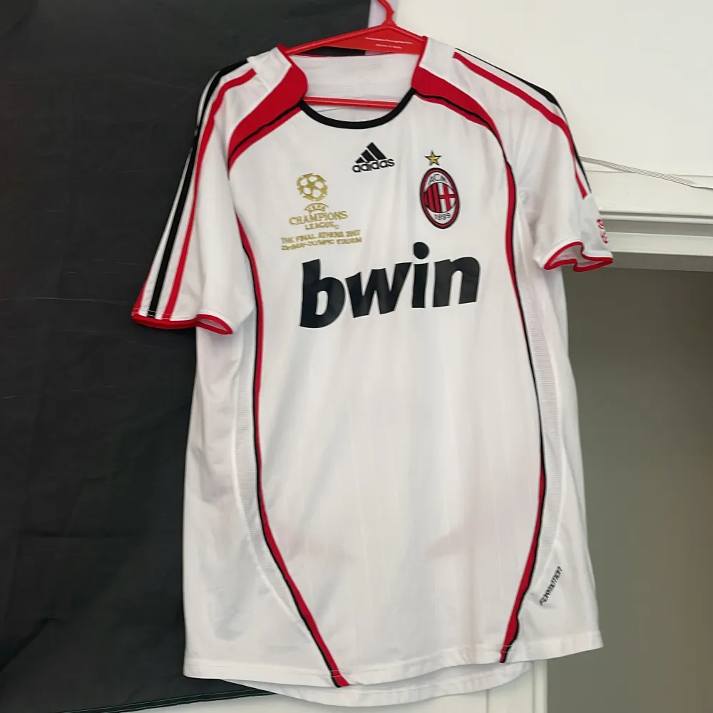 Hej en ny Ac Milan retor tröja . T-shirts.