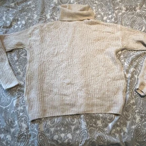 Polotröja - Beige stickad polotröja 