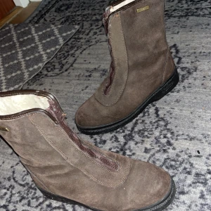 Kängor/stövlar - Väldigt fina kängor, väl omhändertagna, och använd kanske två ggr.