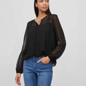 Svart detaljerad blus!!💕 - En super fin blus från vila, nästan helt oanvänd, säljer pågrund utav att den inte kommer till användning!!