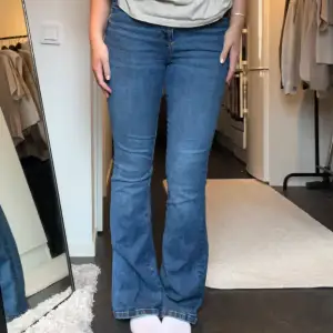 Säljer ett par snygga blå bootcut jeans från Zara. De är högmidjade och har en klassisk femficksdesign. Knappt använda!! ❤️‍🔥❤️‍🔥