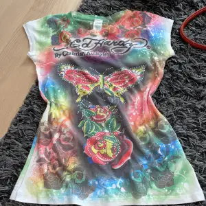 Jätte fin y2k vintage ed hardy tröja!!🤪 har mycket bling, är i bra skick och strl S🔥 unik tröja, kan köpas i set med handväska och keps från ed hardy kontakta!!