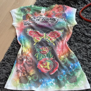 Ed hardy tröja - Jätte fin y2k vintage ed hardy tröja!!🤪 har mycket bling, är i bra skick och strl S🔥 unik tröja, kan köpas i set med handväska och keps från ed hardy kontakta!!
