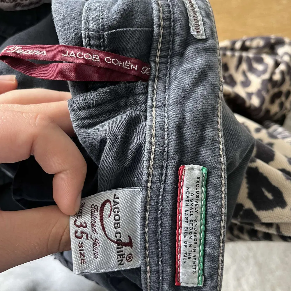 Säljer nu ett par jacob cohen jeans i mycket bra skick använda 3-4 gånger . Jeans & Byxor.