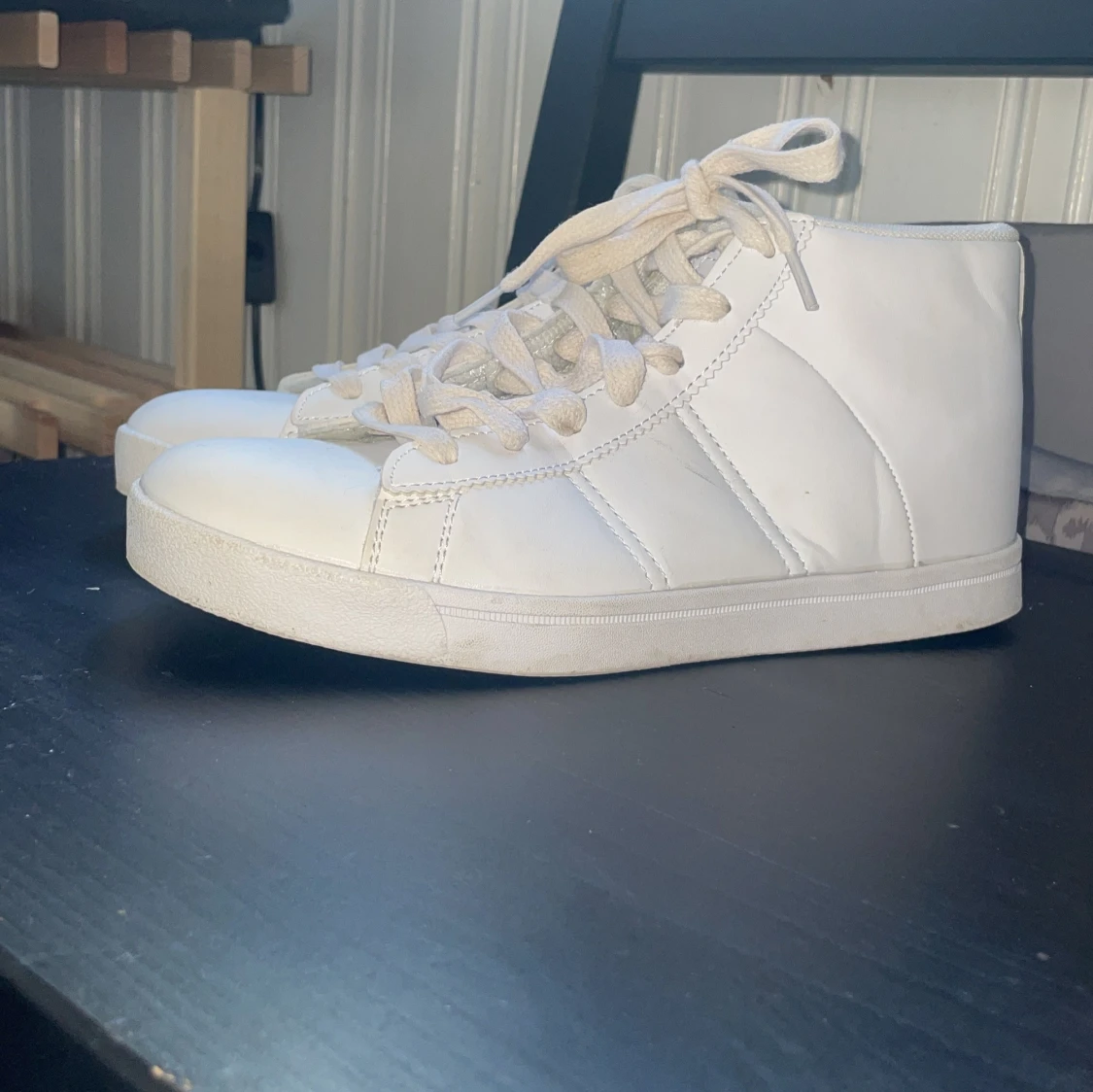 Ett par vita sneakers 