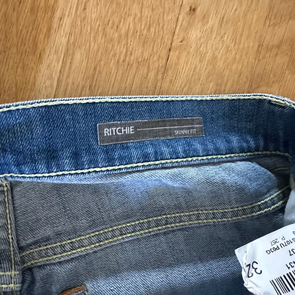 Feta Dondup George Jeans, med snygga slitningar och en bra passform👌Jeansen är skinny fit och har nypris på ungefär 3000kr, mitt pris 850kr👏 Hör av er vid fler frågor och intressen🙏 . Jeans & Byxor.