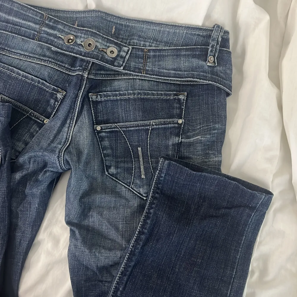 säljer dessa jeans då de tyvärr inte passar mig, de är köpta secondhand men märket är fornarina. strl 28 men passar någon som har strl S i jeans och är ca 160-165.. Jeans & Byxor.