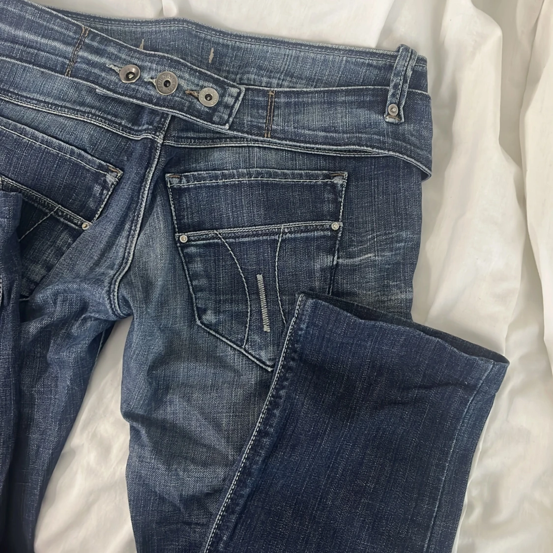 blå low waist bootcut jeans