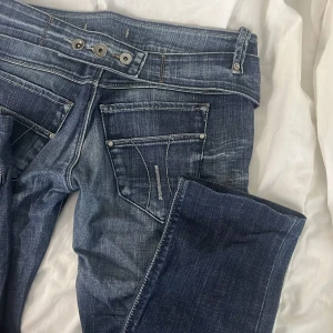 blå low waist bootcut jeans - säljer dessa jeans då de tyvärr inte passar mig, de är köpta secondhand men märket är fornarina. strl 28 men passar någon som har strl S i jeans och är ca 160-165.