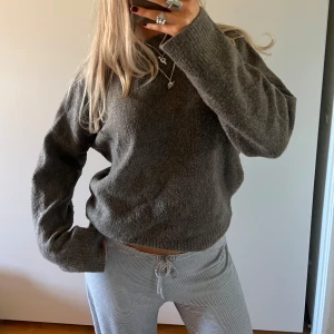 Stickad tröja  - Brun/grå stickad tröja, nopprig🧸🤎