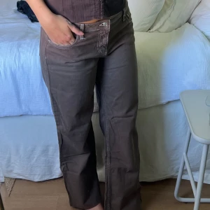 Bruna lågmidjade jeans - Bruna jeans med låg midja. Från NAKD. Använda men i bra skick. Jeansen är lite uppsydda. Storlek 38.