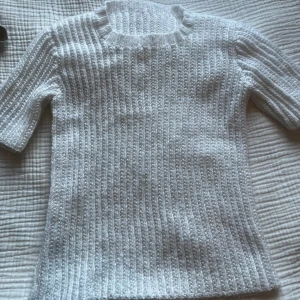 Vit stickad t-shirt - Stickad t-shirt!! Köpt på vinted❤️