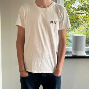 Maison kitsune T-Shirt - Maison kitsune T-Shirt  | Skick - 9/10 | Size - S | Pris - 349kr | Modellen är ca 182cm lång | Fraktar via postnord eller instabox på köparens bekostnad | Hör av dig vid minsta