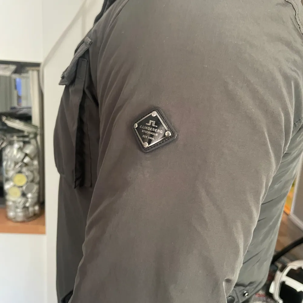 Riktigt fet J. Lindeberg fieldjacket i storlek L men passar M, den har en liten defekt på nedre fickorna då dom inte går att stänga annars är den helt felfri och inget som syns. Tveka inte på att höra av dig!. Takit.