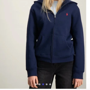 Ralph Lauren zip up tröja  - Säljer min marin blåa Ralph Lauren zip kofta med rött märke❣️ Nypris 1100kr, köpt på Kidsbrandstore i storlek 18-20år (passar storlek S/M) är i barnstorlek XL: 163-174cm