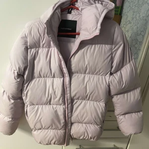 Peak vinter jacka  - Säljer min helt nya peak vinter jacka som jag aldrig använt inga skador gått som ny. Använder inte den för den e lite för liten för mig 💓🥰 skriv för fler bilder!