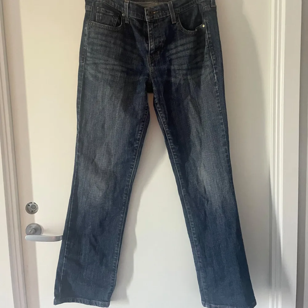 505 raka jeans från Levis. Använt enstaka gång, inga defekter. Runt 900- 1100kr i nypris! . Jeans & Byxor.