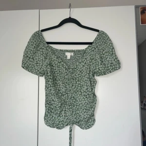 Topp - Fin topp som går att justera med hjälp av snören.