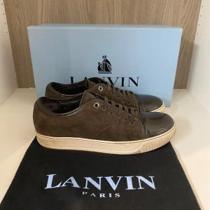 Lanvin skor - Hej, säljer nu mina fräscha skor från Lanvin. Skorna är i rätt bra skick utom ett märke på toe capen. De är uk 7. Låda och dustbag ingår🤩👍