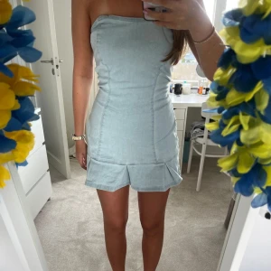 Jeans klänning - Jätte fin jeans klänning som knappt är använd, perfekt till sommaren! Har tyvärr inte kommit till användning därför säljer jag. Klänning är i bra skick. Står ingen storlek men skulle säga att den skulle passa någon som är xs-M❤️ klänning är stretchig