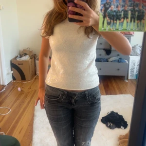 Topp - Jätte fin paljett t-shirt, unik, säljs inte längre. Älskar!!! Men tyvärr blivit för liten för mig🩷