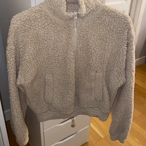 Teddy jacka - Teddy jacka från BIK BOK. Storlek xs men passar även s. Inte jätte använd men inte heller i nyskick. Passar perfekt nu till hösten!🩷