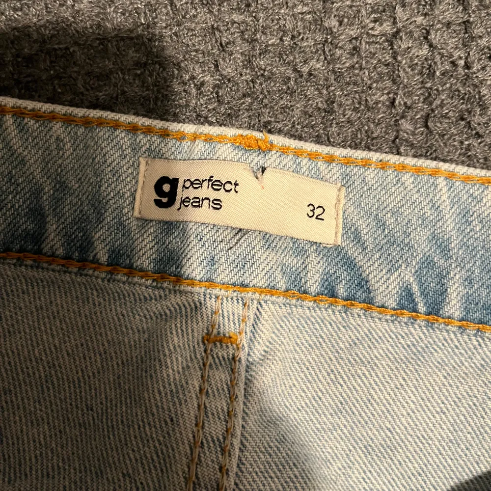 Säljer ett par högmidjade jeans med hål i på knäna. Storlek 32. Jeans & Byxor.