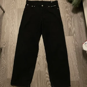 Baggy sweet sktbs byxor - Manchester byxor från Sweet SKTBS  i modellen big skate. Byxorna är storlek XS men passar riktigt baggy. De är knappt använda och är därför i väldigt bra skick! (Nypris 700kr) 👍