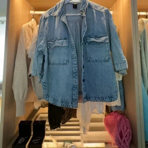 Ljusblå jeansjacka från Zara - Säljer en ljusblå jeansjacka från Zara med en avslappnad passform. Jackan har långa ärmar och två stora fickor framtill. Perfekt för en casual look! 💙