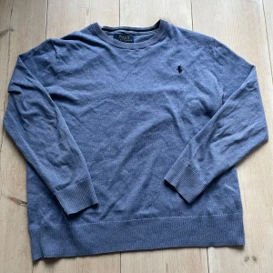 Ralph lauren tröja  - Säljer denna tvär snygga Ralph Lauren 100% merino ull tröja. 👕 tröjan är i bra skick och har inga defekter bara höra av dig om du har någon fundering