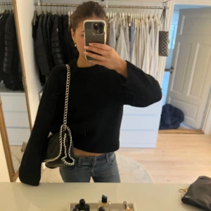 Svart axelväska med kedjedetaljer - Säljer en ”Stella McCartney” liknande väska som jag köpt utomlands! 