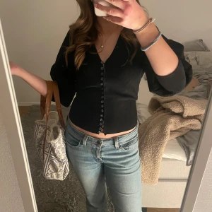 Svart kofta med knappar - Supersnygg svart kofta med knappar. Den har även trekvartsärmar🥰Använd max 2 gånger!🤗Skriv för fler bilder!!