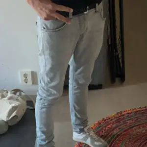 Snygga ljusgrå jeans med en straight passform. Byxorna har klassiska fem fickor och en dragkedja. Perfekta för en avslappnad stil. Någon liten slitning på vänster ben. Modell tight terry. Skriv om ni har frågor.