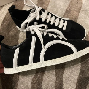 Toteme sneakers - Helt nya Toteme sneakers. Kommer med all original förpackning. Hann ej returnera inom tiden. Nypris på Mytheresa och SSENSE är €450. Nypris på Farfetch är 3900kr.