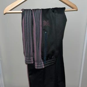 Needles track pants  - Unika track pants från Needles. Använda men fortfarande i bra skick. Pris kan diskuteras!
