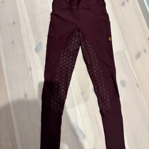 Vinröda ridbyxor från Maya Delorez - Snygga vinröda ridbyxor från Maya Delorez i modellen performance. Väldigt sparsamt använda, enbart för modellen inte passar mig. Hör av er om ni vill ha mer info eller bilder💗