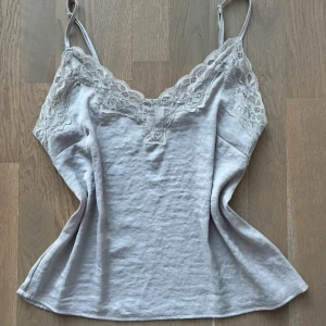 Linne  - Fint linne med spets detaljer använt ett fåtal gånger så i mycket bra skick 🫶