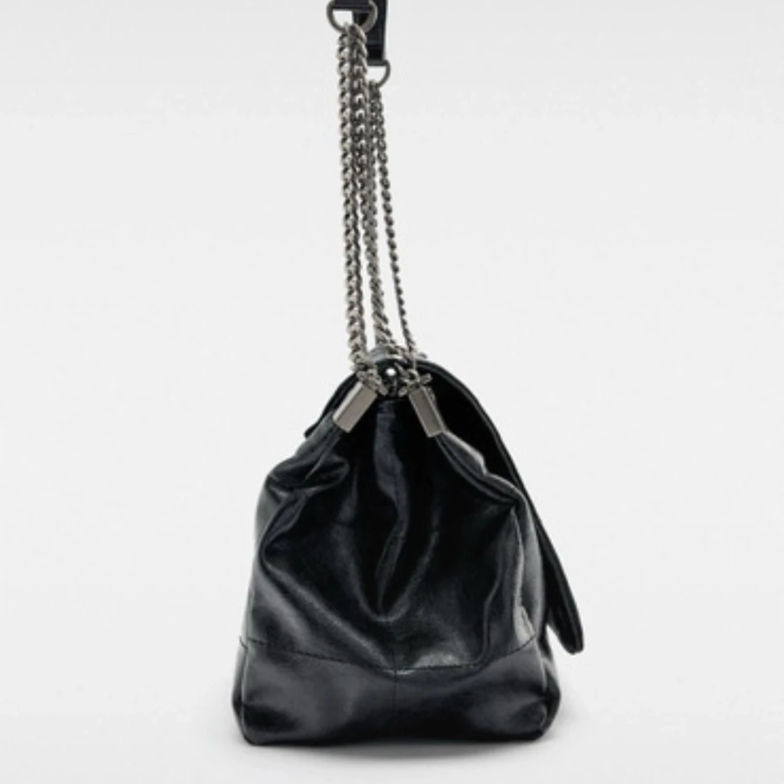 Svart axelväska med kedjedetaljer - 1