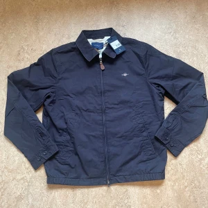 Overshirt GANT - Tjo 👋 Säljer denna väldigt feta overshirten från GANT i storlek S. Skick 10/10 OANVÄND 🔥🔥. Tags sitter på, påse kommer till allt org. Perfekt inför våren över en hoodie eller tröja. Hör av er vid frågor och pris kan såklart diskuteras 🙌✌️| Mvh TAresell