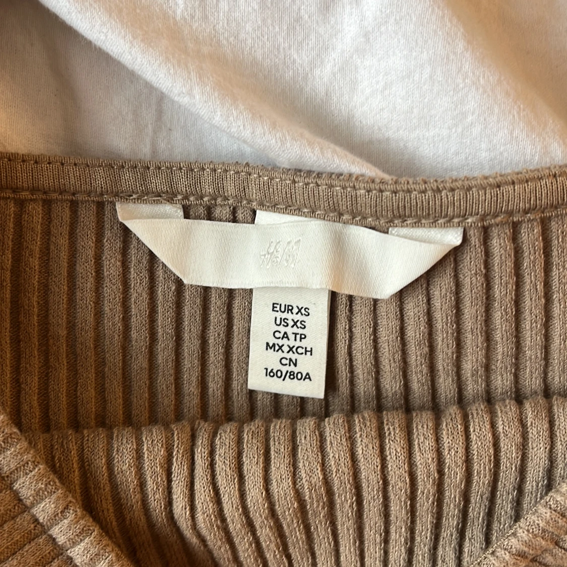 Beige ribbad croppad topp - 4